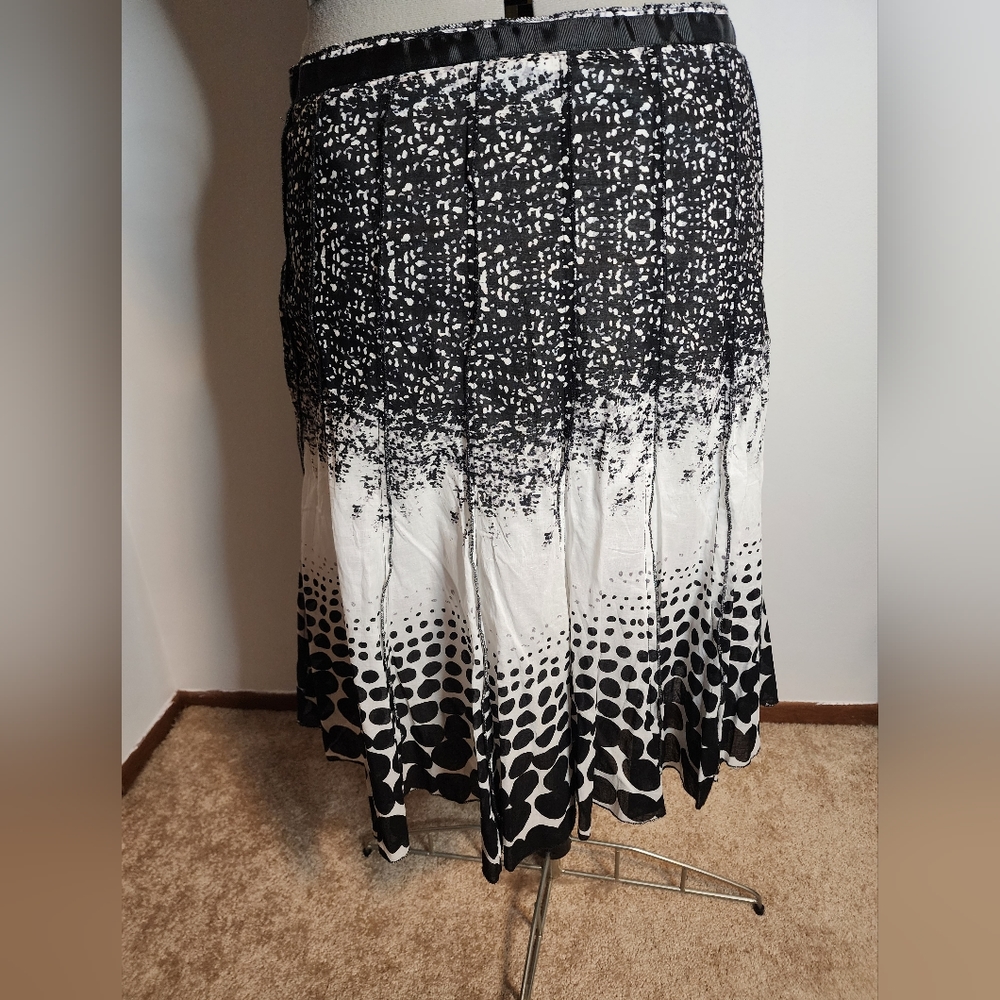 Black and white abstract skirt